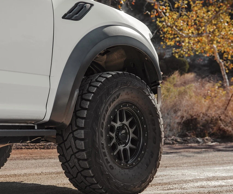 The Black Rock Spider Silver Machined wheel is part of the popular 4×4 Black Rock Off-Road line up. These 4×4 wheels would fit someone who is looking